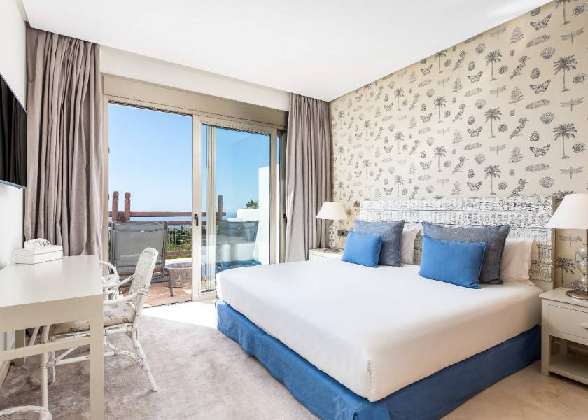 Suite 1 dormitorio con vistas parciales al océano Hotel Las Terrazas de Abama Suites Tenerife