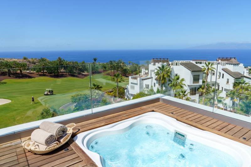 Suite 2 dormitorios con jacuzzi y vistas parciales al océano Hotel Las Terrazas de Abama Suites Tenerife